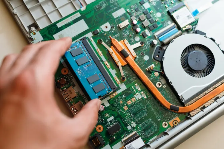Nâng cấp RAM cho laptop có đơn giản hay không ?
